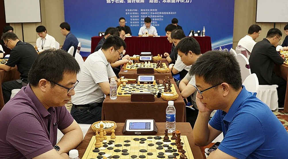 FIDE सर्वे: चार में से तीन महिला शतरंज खिलाड़ी ने भेदभाव या उत्पीड़न बताया — पर सर्वे का n, तारीख़ और स्तर आज भी गायब