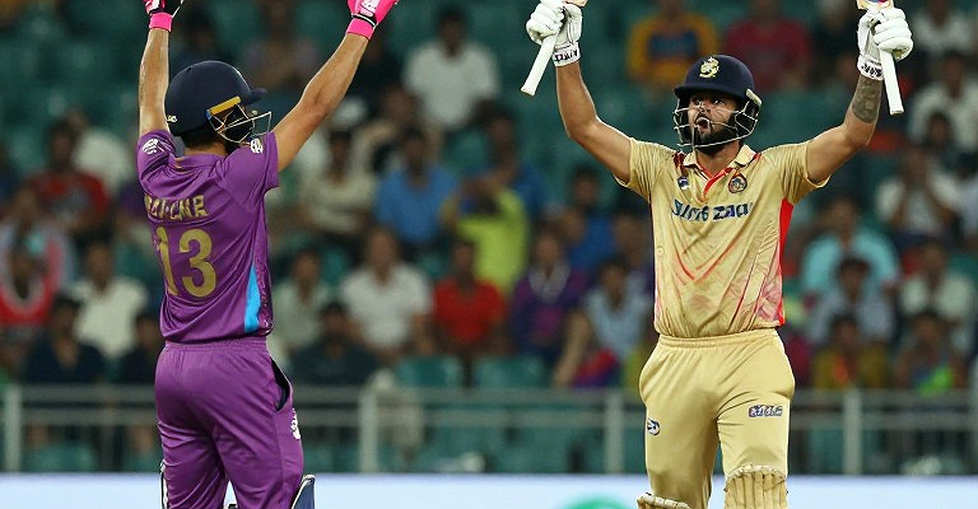 इंग्लैंड 241 पर ऑल आउट: 19/3 का वह स्कोरकार्ड जिसने पहले पावरप्ले में ही मुकाबला तय कर दिया